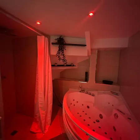 # Le 7 # Nuitee Torride, Balneo, Tantra Centre Apartment